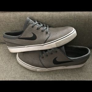MEN’S NIKE STEFAN JANOSKI GREY AND BLACK SUEDE